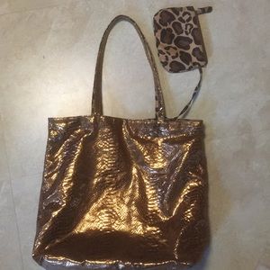 Reversible Tote!!! With change purse included